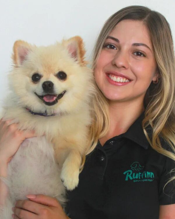 Jazmín, administradora de Ruffinn Boutique Hotel, con un perro en brazos