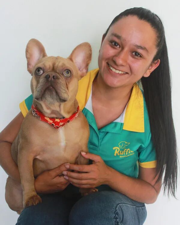 Katherine, pet sitter de Ruffinn Boutique Hotel, con un perro en brazos