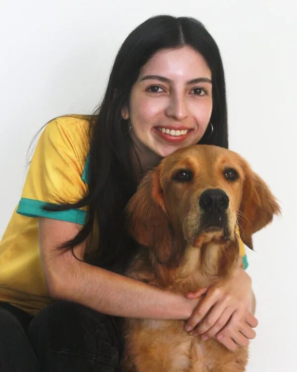 Lucía, pet sitter y fotógrafa de Ruffinn Boutique Hotel, con un perro en brazos