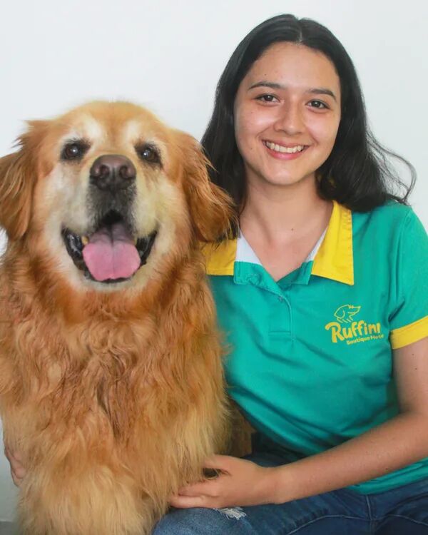 Noelia, pet sitter de Ruffinn Boutique Hotel, con un perro en brazos