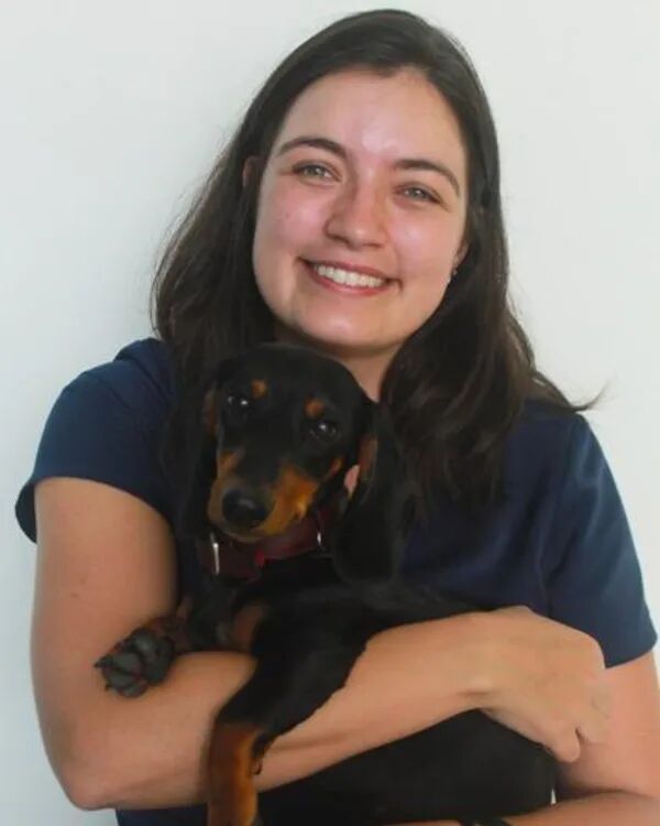 Dra. Tatiana Jiménez Roa, médica veterinaria de Ruffinn Boutique Hotel, con un perro en brazos
